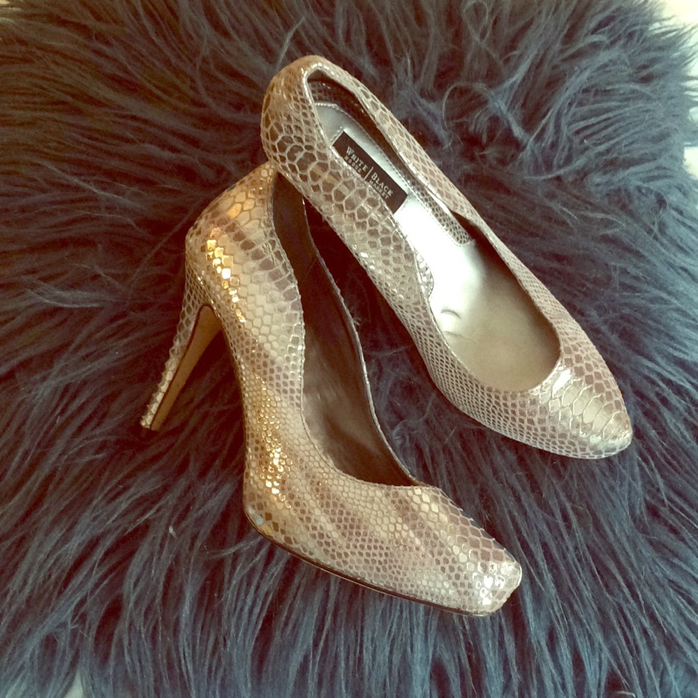 Pre owned woman’s white & Black market shoes